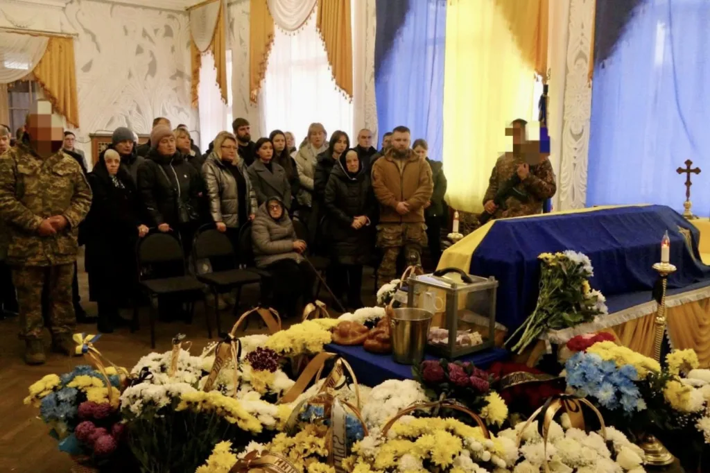 Похоронна церемонія героя з українським прапором