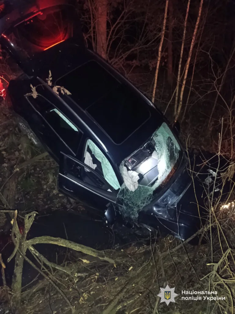 Автомобіль після аварії в лісі вночі