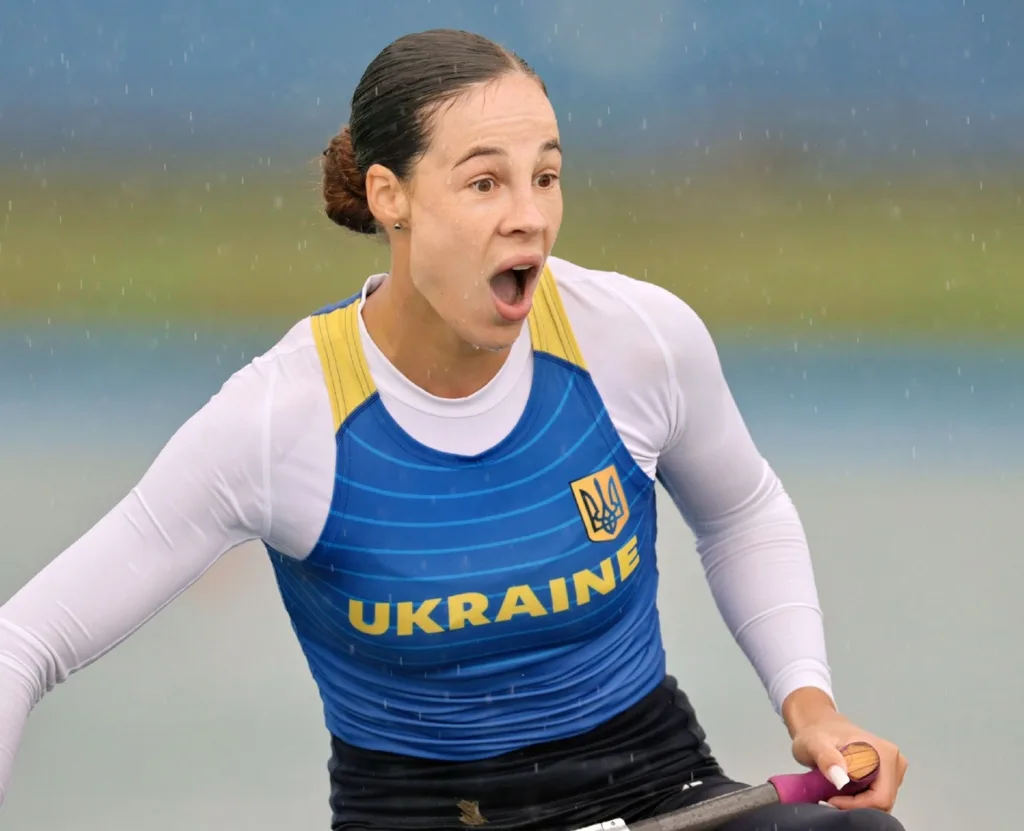 Українська спортсменка на змаганнях з веслування
