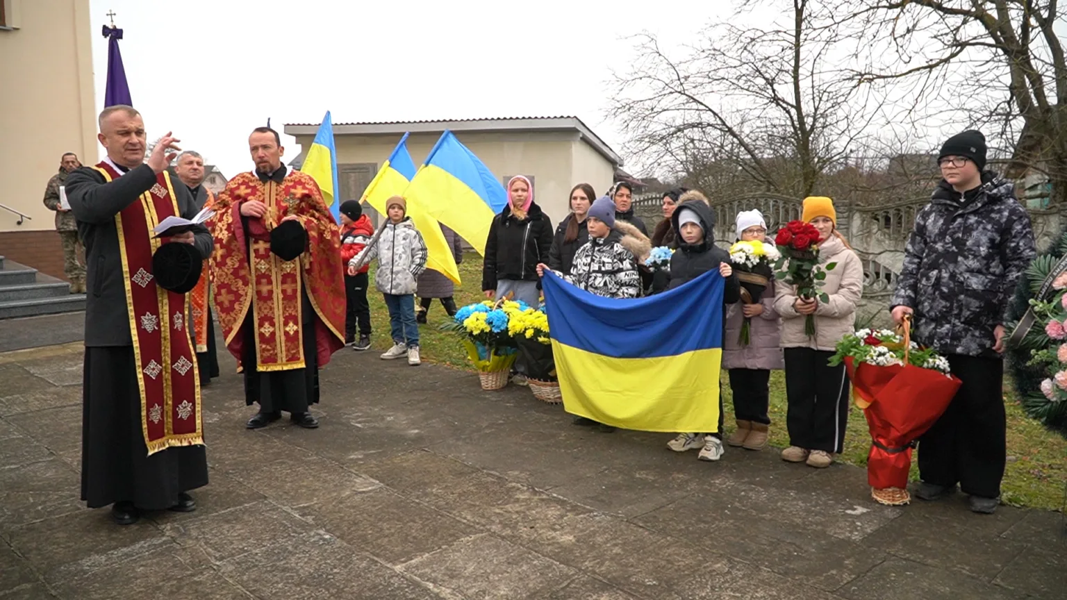 Мітинг із прапорами України та квітами