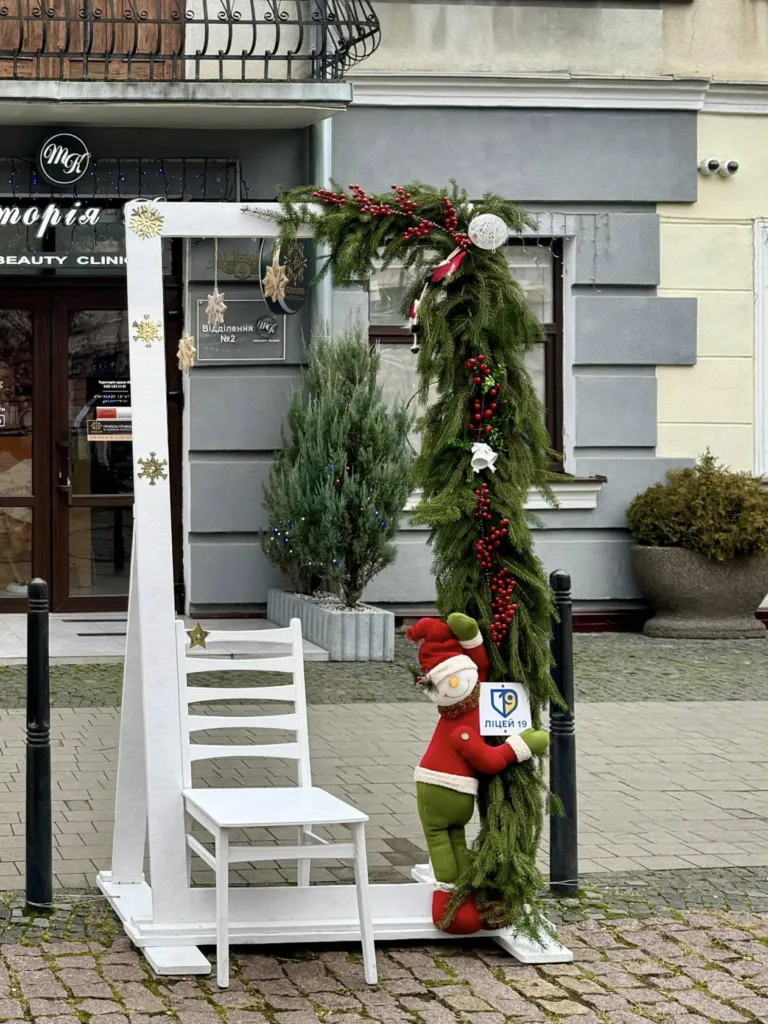 Різдвяна декорація з ельфом перед будівлею