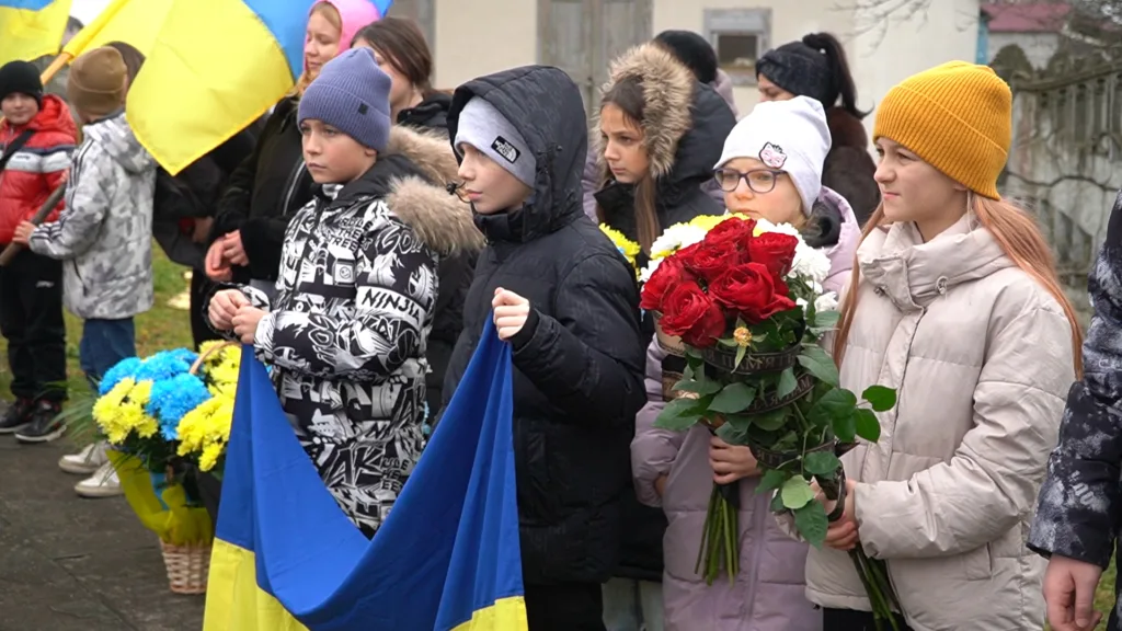 Діти з квітами та прапорами України