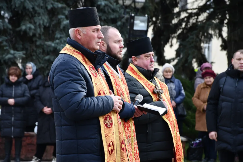 Священники проводять богослужіння на вулиці
