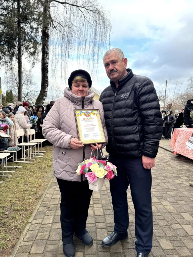 Подружжя отримує подяку та квіти на вулиці