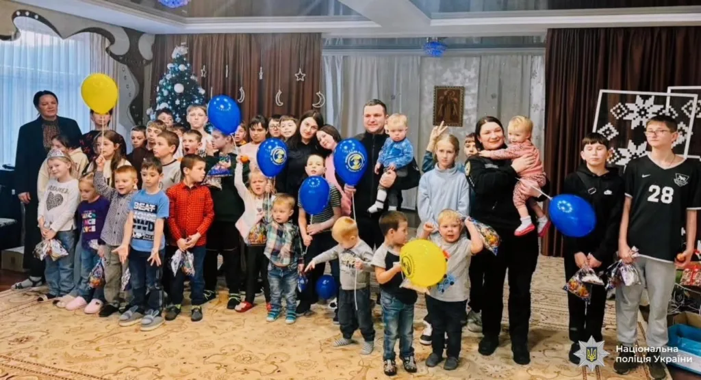Поліцейські святкують з дітьми біля новорічної ялинки