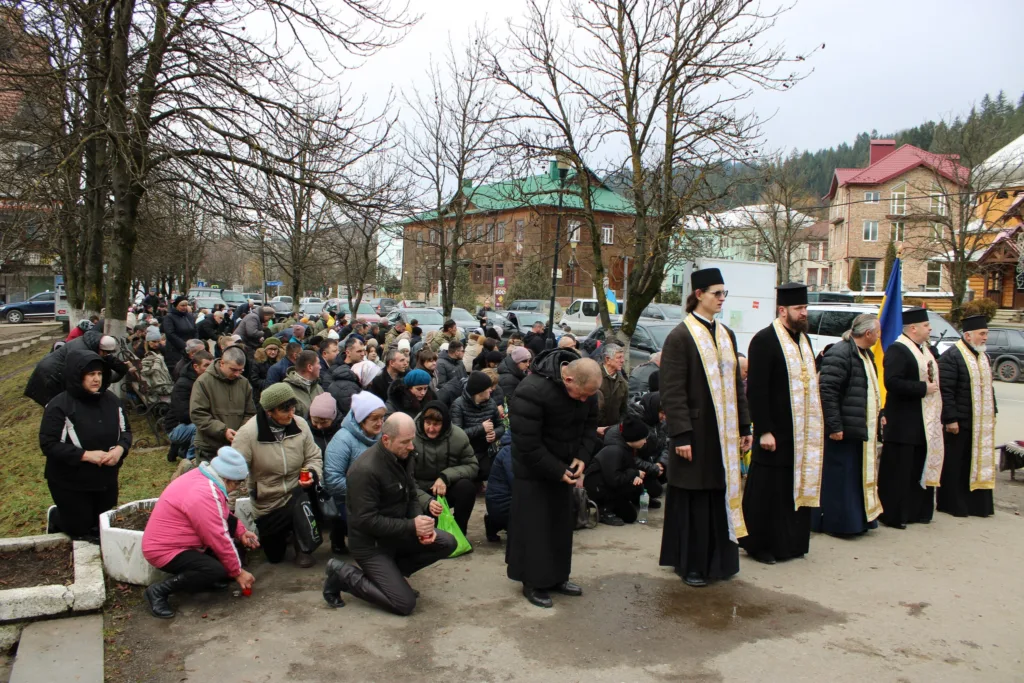 Молитва людей на вулиці під час церемонії