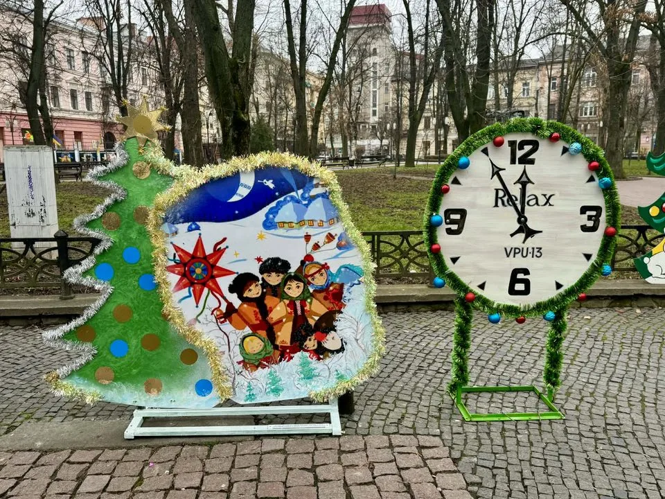 Новорічна інсталяція з ялинкою та годинником у парку
