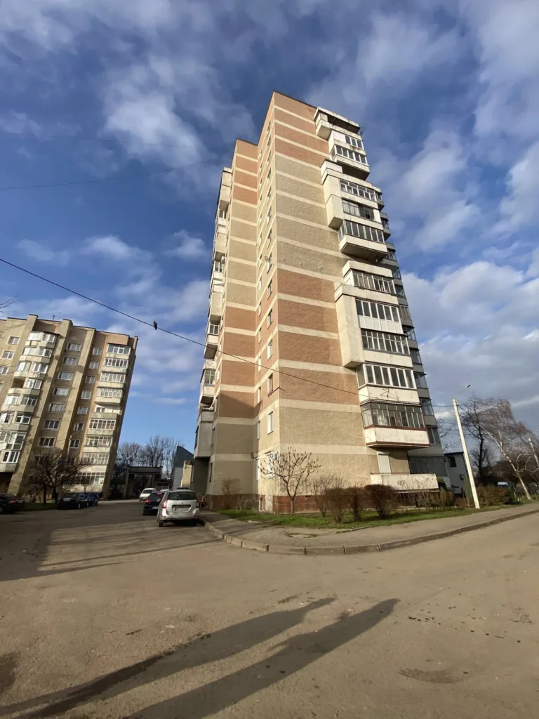 Багатоповерховий житловий будинок у міському кварталі