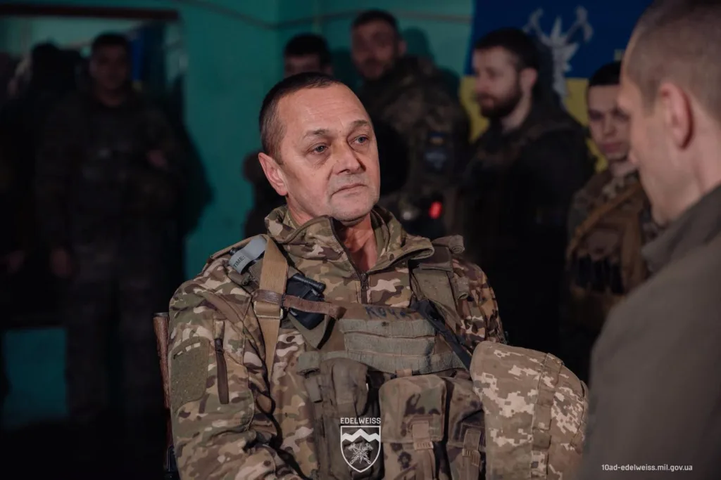 Українські військові під час розмови у камуфляжі