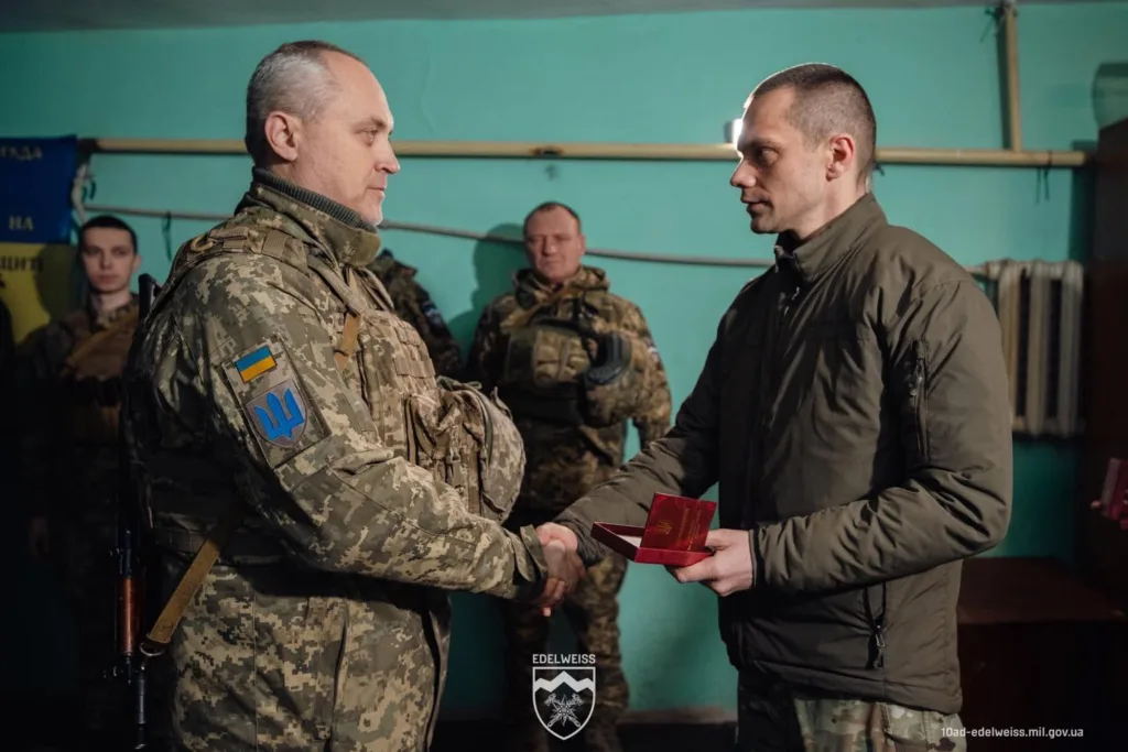 Вручення нагороди українському військовому
