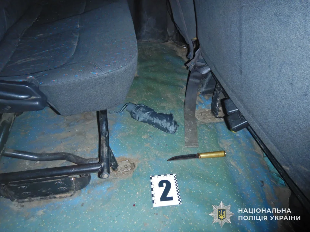 Ніж під сидінням автомобіля, поліцейське фото