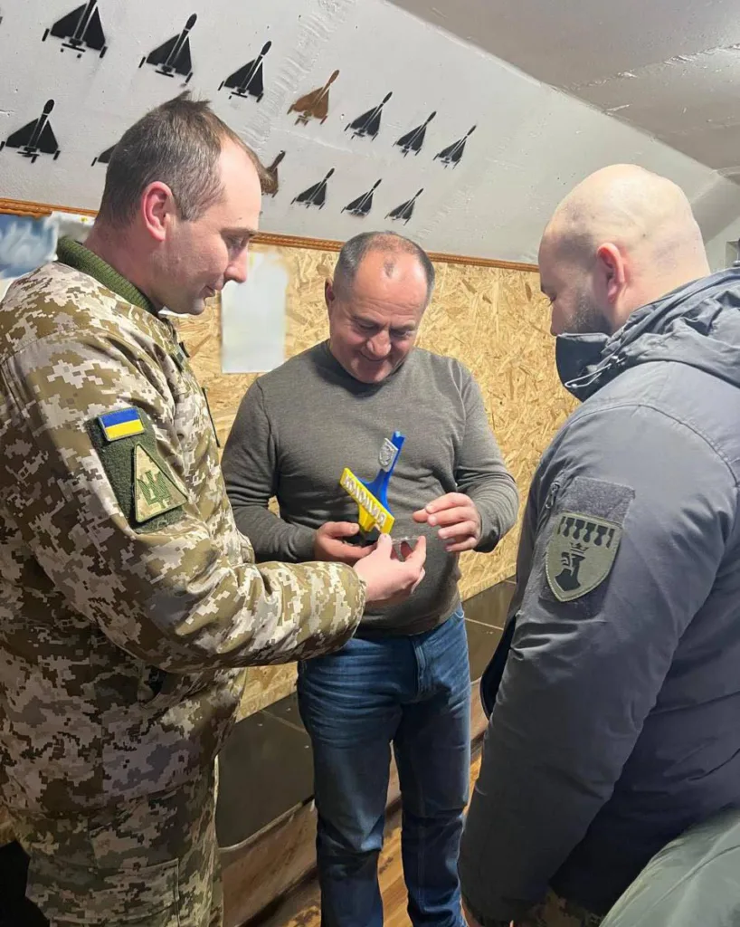 Військові обговорюють нагороду у кімнаті