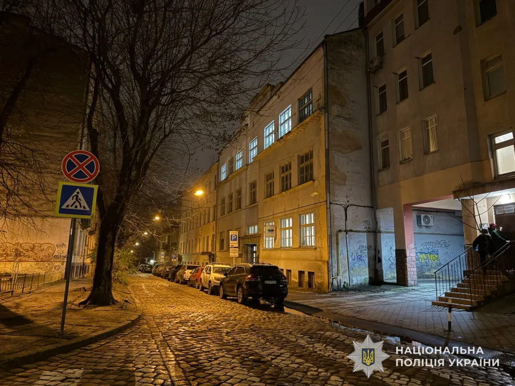 Нічна вулиця з будинками і припаркованими автомобілями