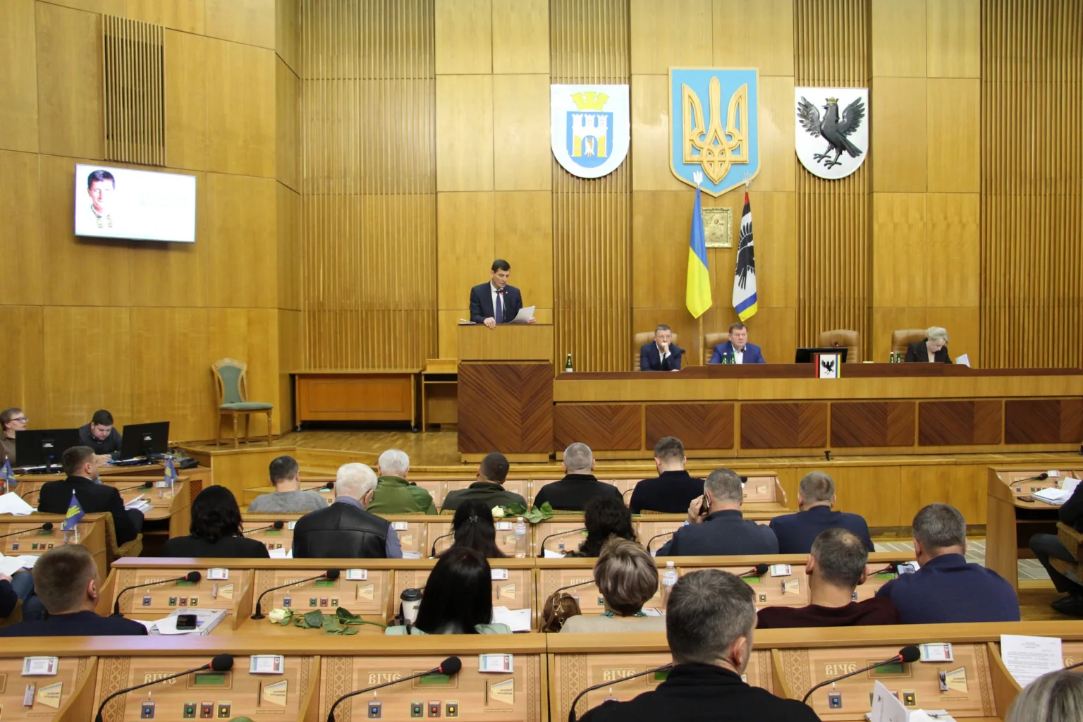 Засідання міської ради з учасниками та доповідачем