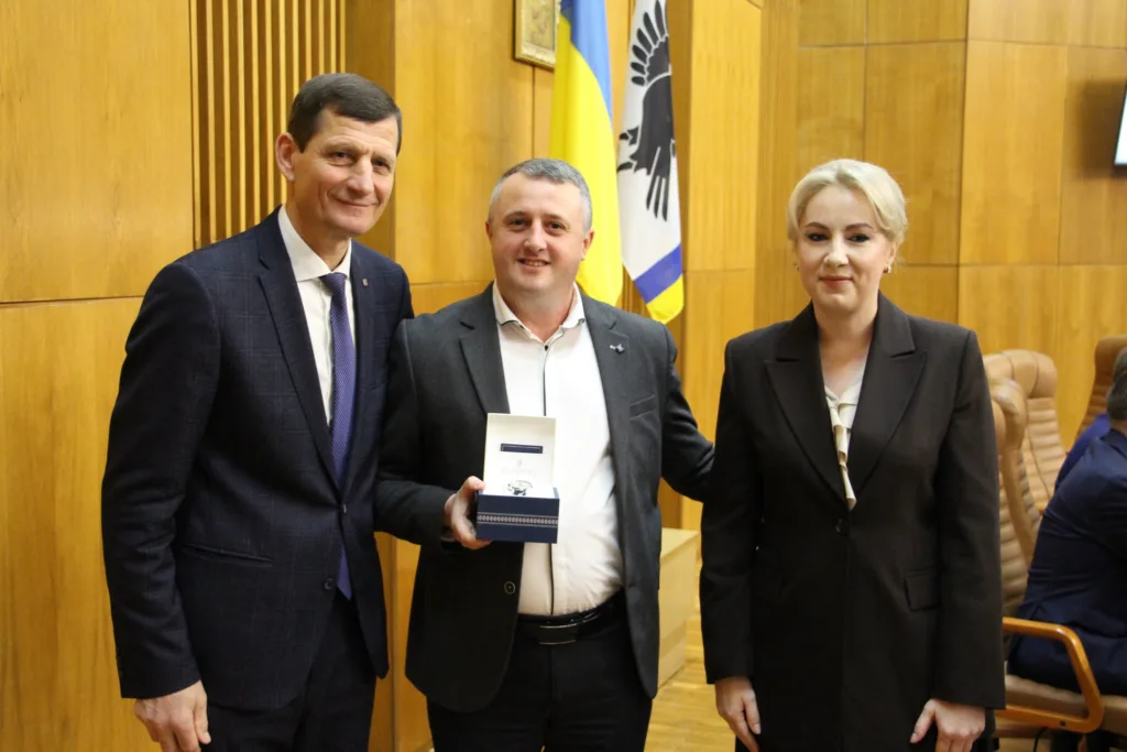 Нагородження у залі з українським прапором