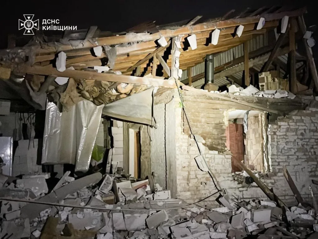 Зруйнований будинок після вибуху вночі