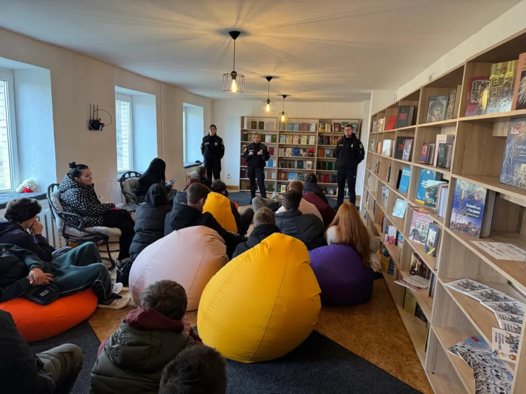 Лекція поліцейських у бібліотеці для молоді
