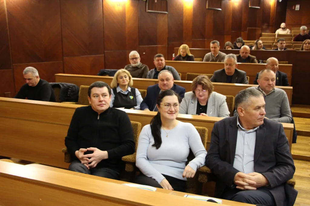 Люди на нараді у конференц-залі