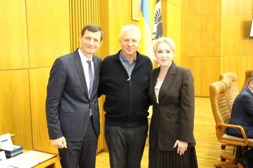 Троє людей на офіційній зустрічі в залі