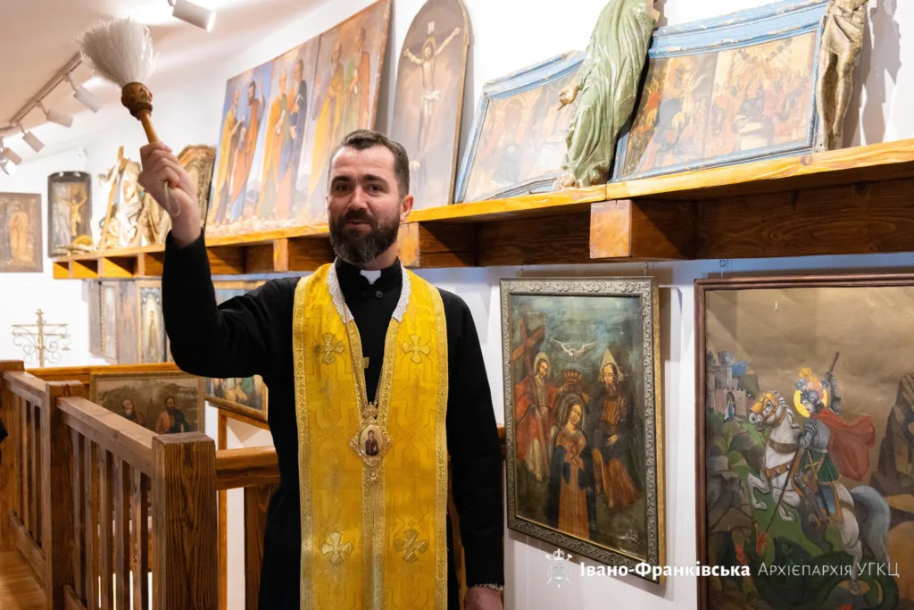 Священник освячує ікони у музеї