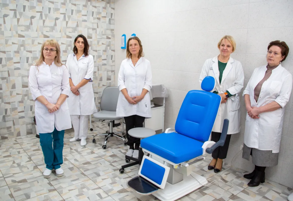 Медичний персонал у кабінеті з стоматологічним кріслом