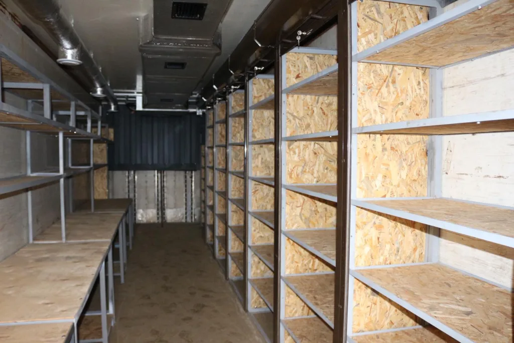 Порожнє складське приміщення з дерев'яними полицями