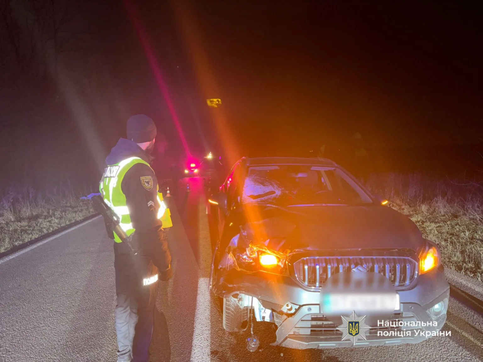 Поліція біля місця нічної ДТП на трасі