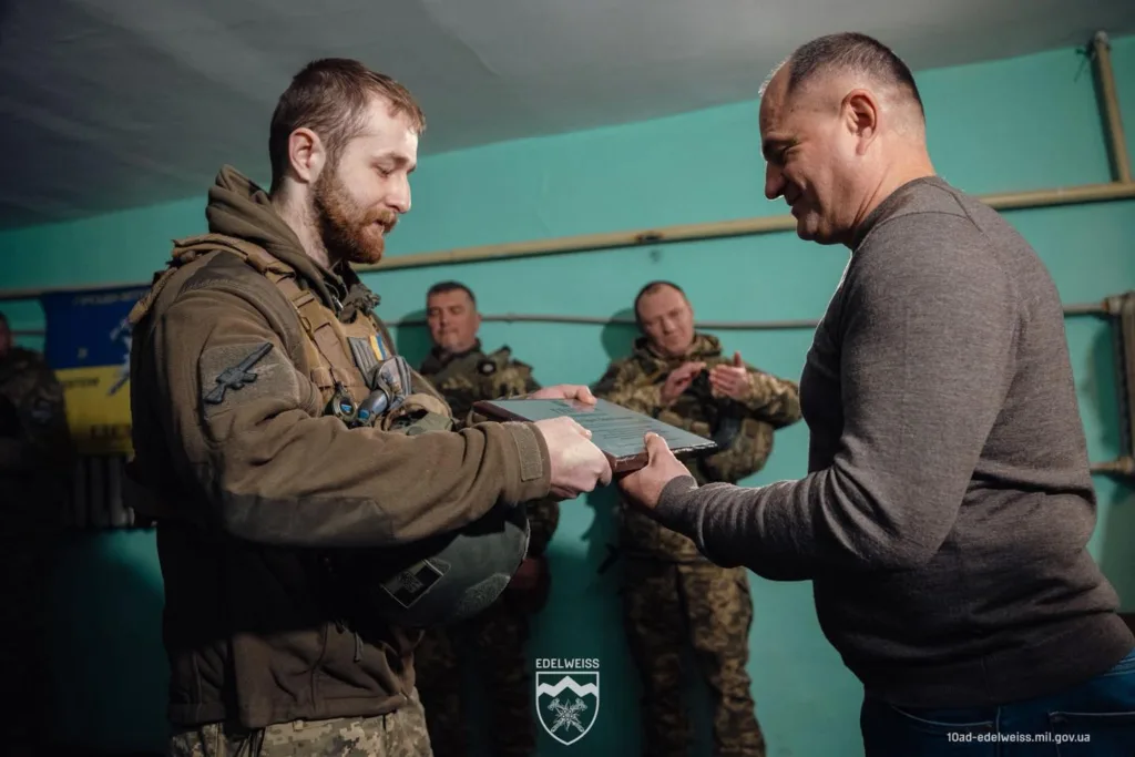 Військові вручають нагороду у приміщенні