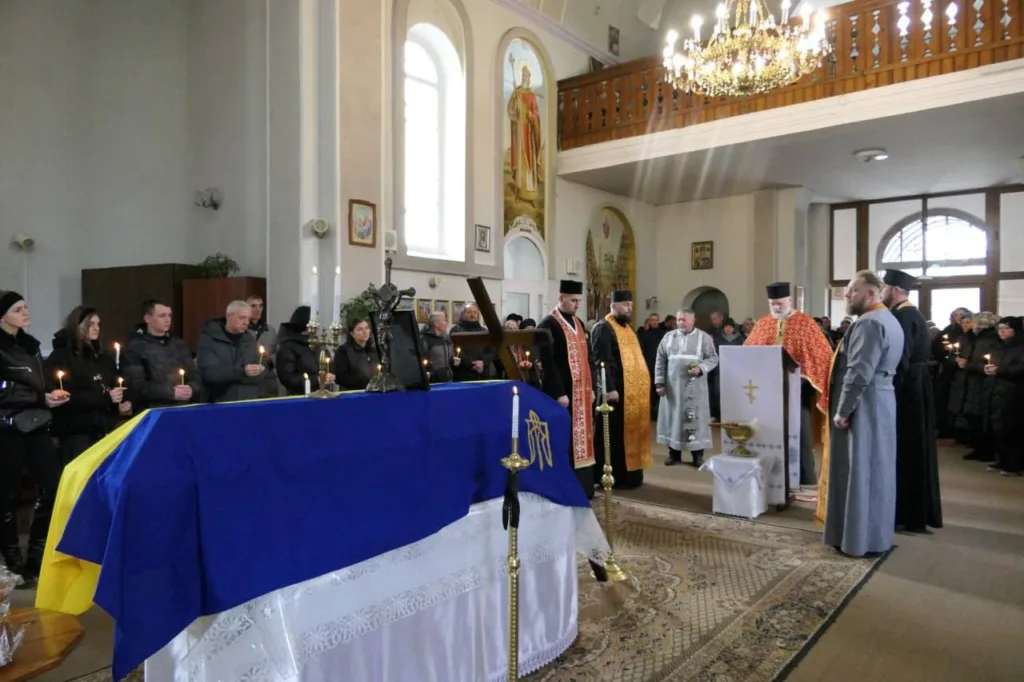 Похоронна церемонія у церкві з державним прапором України