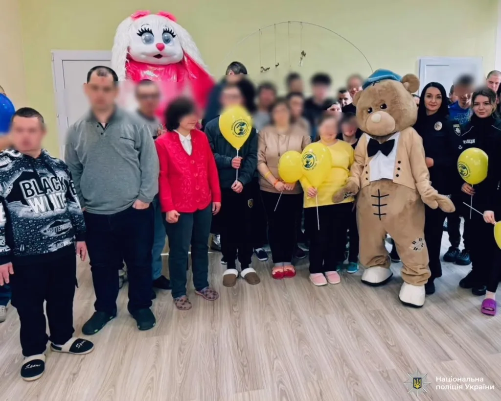 Поліцейські та діти на святковому заході