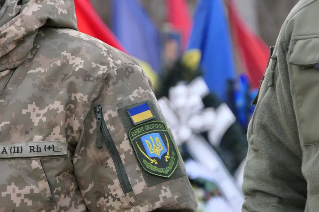 Український військовий у камуфляжі з нашивкою прапора