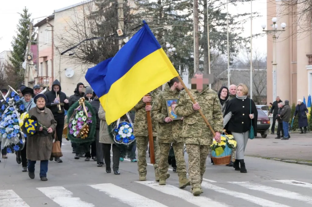 Військові з прапором України на вуличній ході