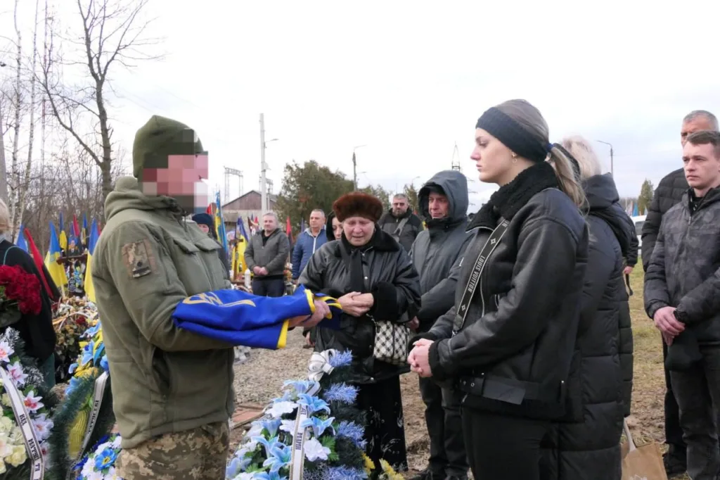 Прощання з військовим на кладовищі України