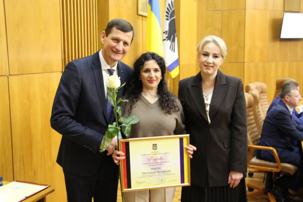 Жінка отримує подяку під час урочистої церемонії