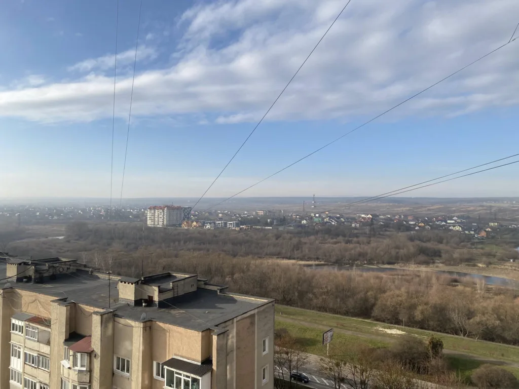 Вид з висоти на місто та природу