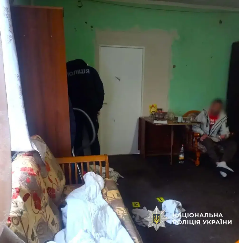 Поліція оглядає місце події у квартирі