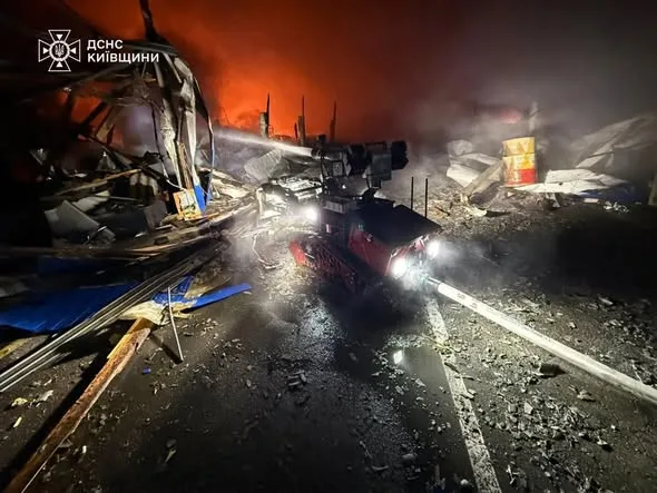 Пожежний робот гасить вогонь серед руїн уночі