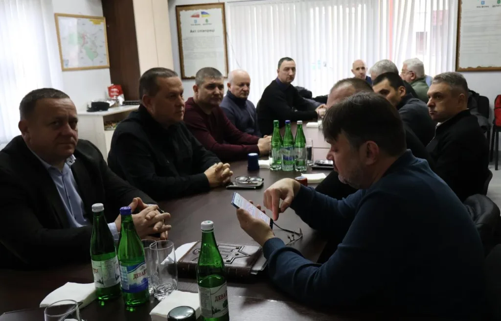 Чоловіки на робочій нараді за столом