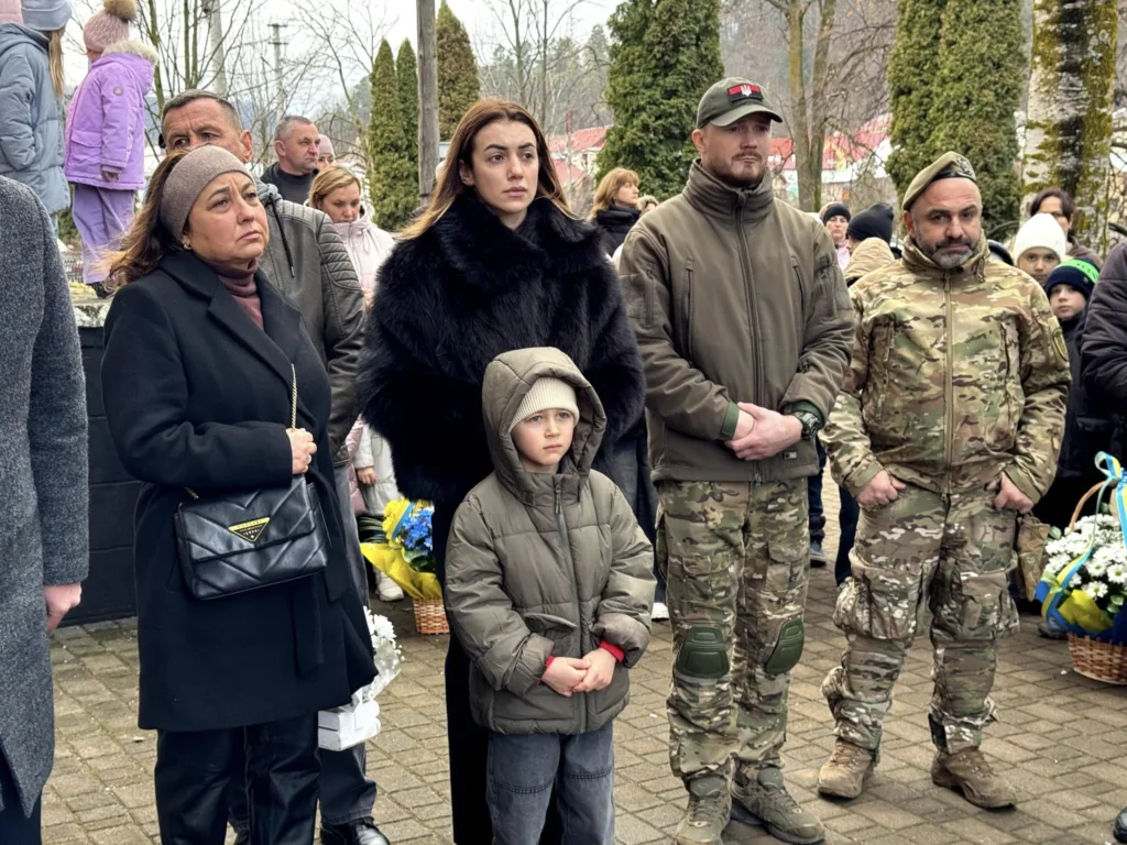 Люди вшанували пам'ять військових на церемонії