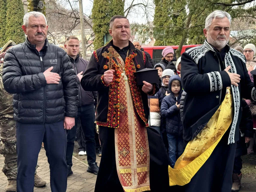 Священники та люди моляться на вулиці