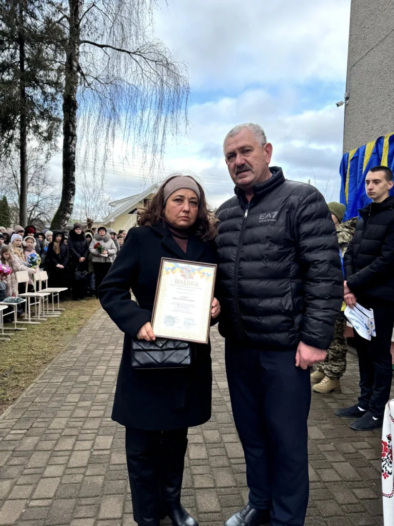 Подружжя отримує подяку на урочистій церемонії