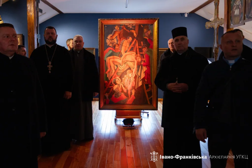 Священики біля релігійної картини в галереї