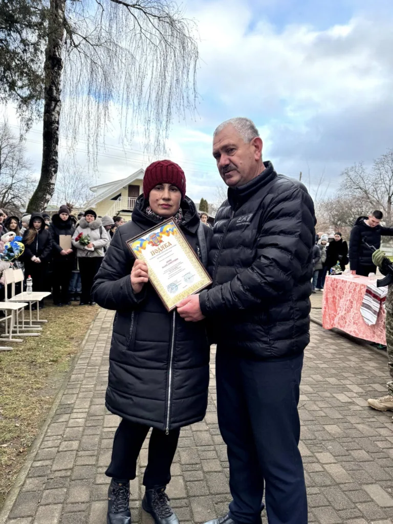 Вручення подяки на вулиці серед людей