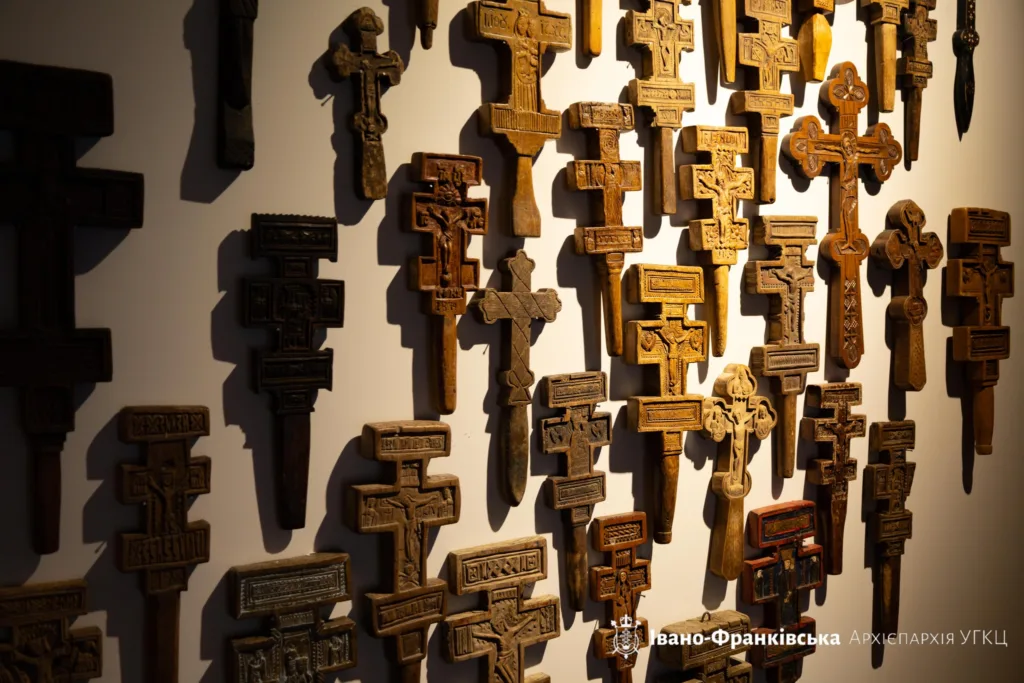 Старовинні різьблені дерев'яні хрести на стіні