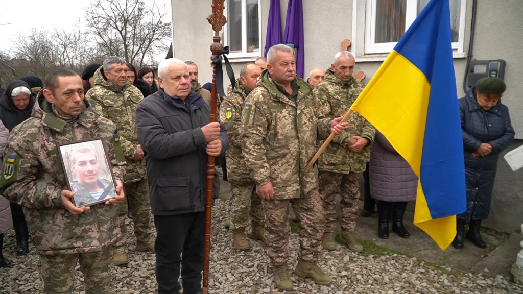 Військові на похороні з прапором України