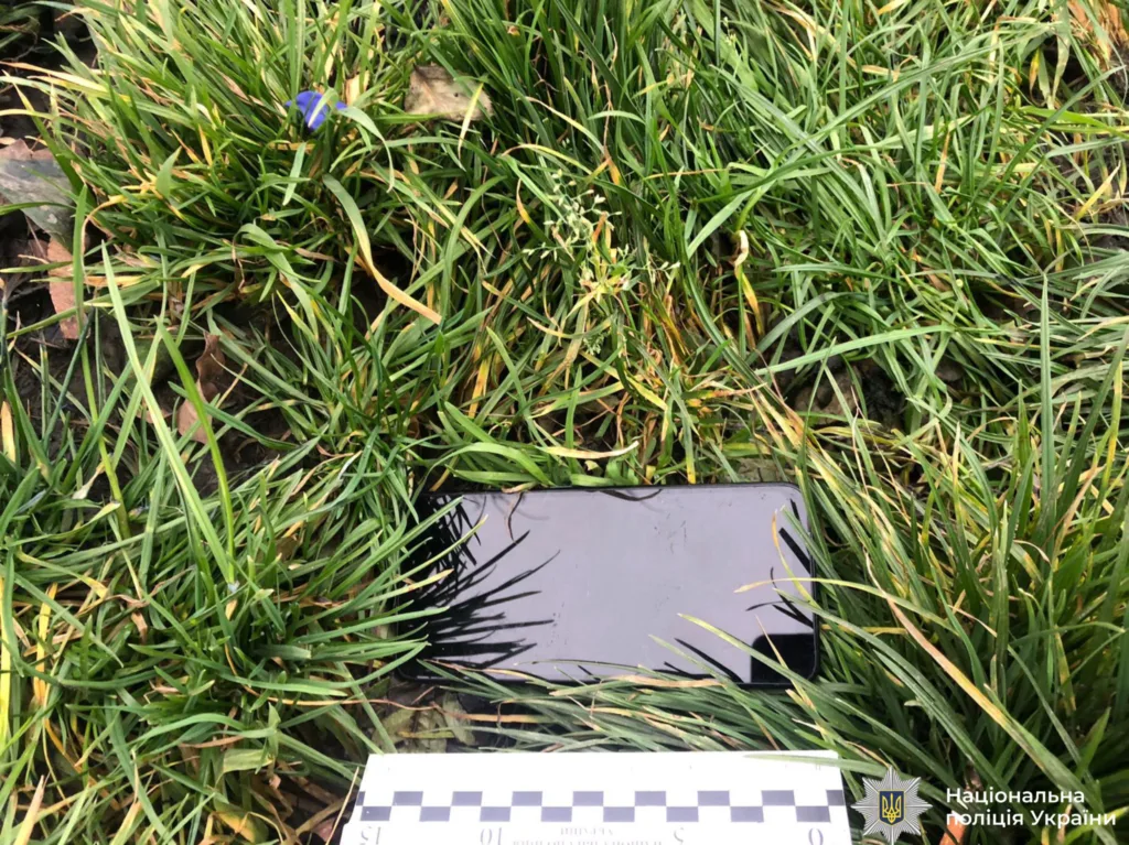 Смартфон у траві під час огляду поліції