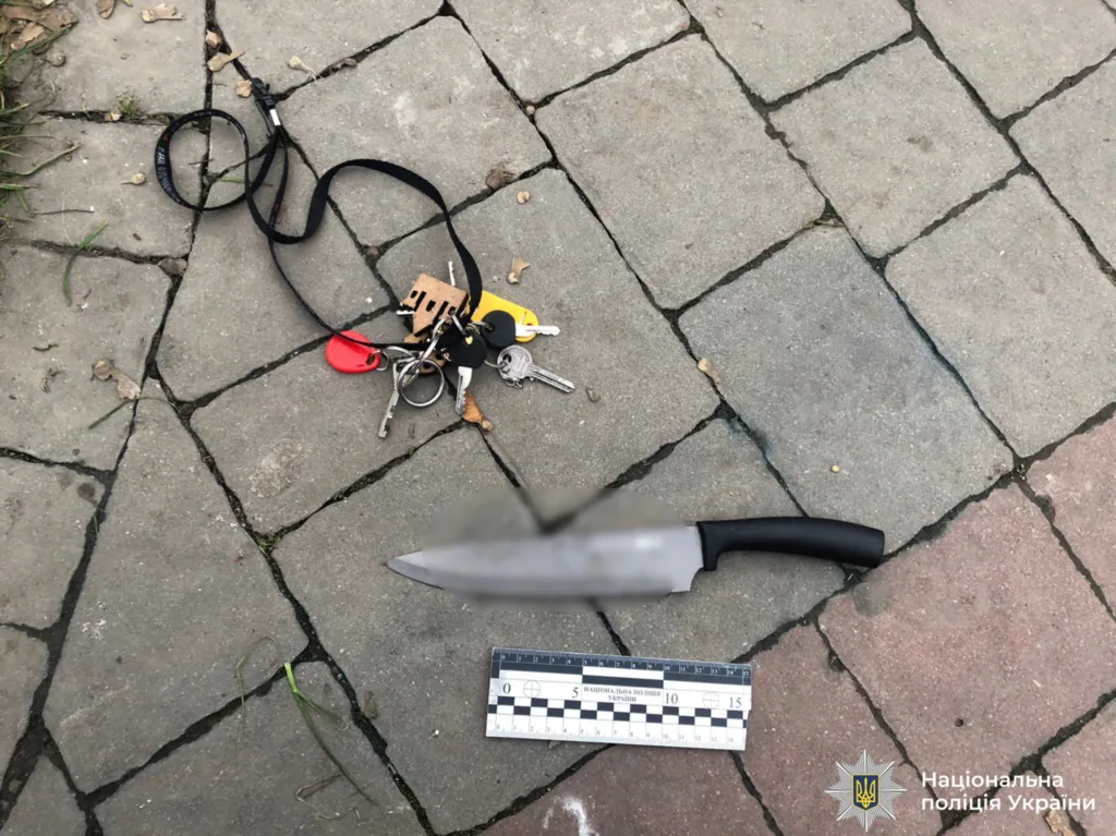 Ніж і ключі на тротуарній плитці