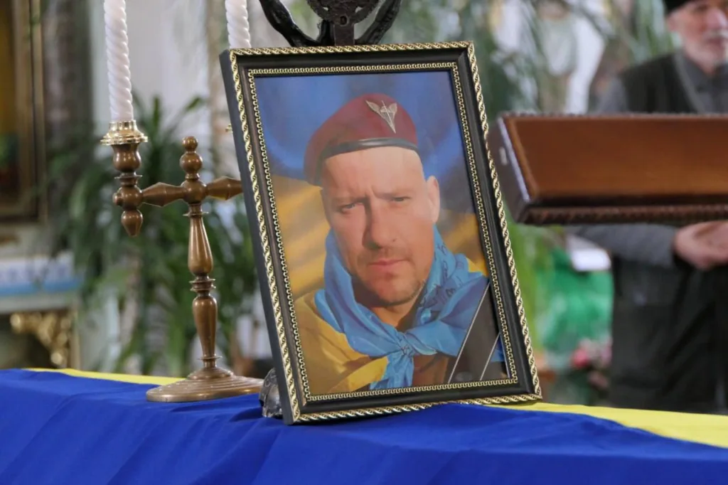 Портрет військового на столі з українським прапором