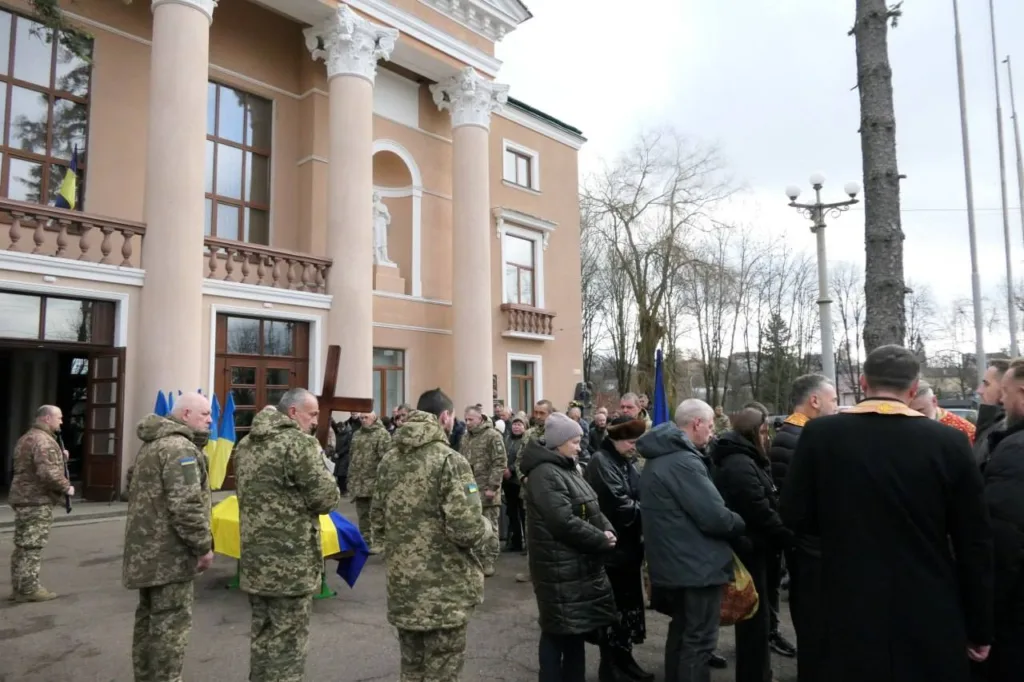 Церемонія прощання з військовим біля адміністративної будівлі