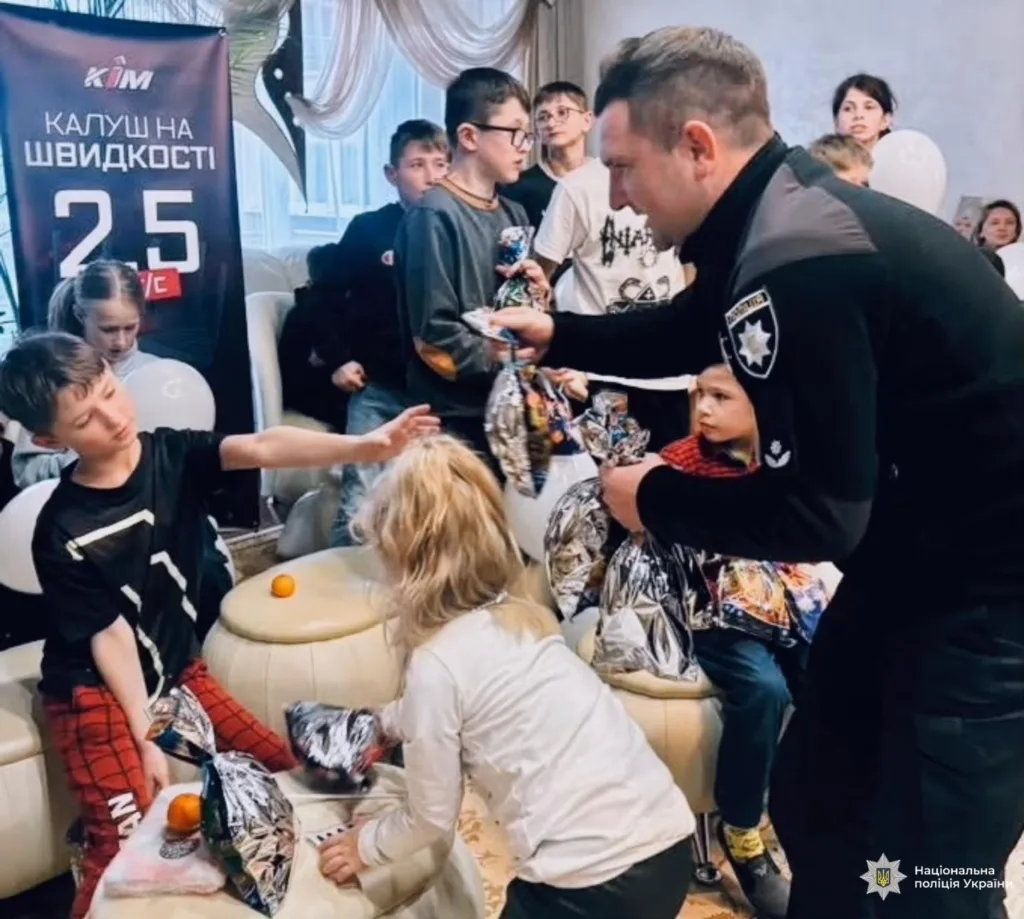 Поліцейський роздає подарунки дітям у Калуші